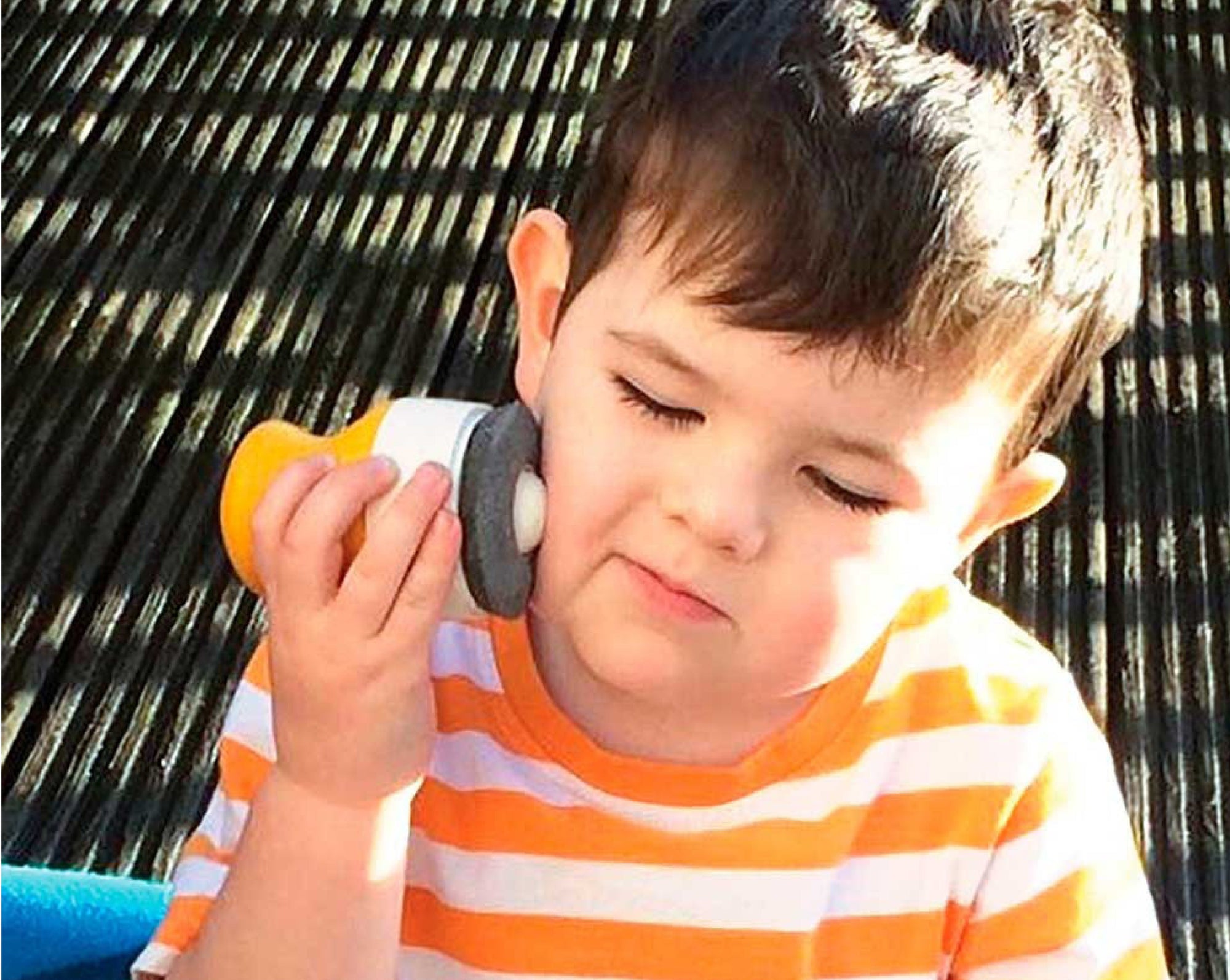 Child applying sunscreen with a solar buddies